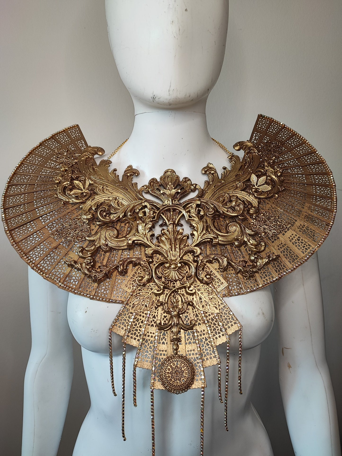 Epaulettes Bijou Or - plastron - Accessoire Fraise au Loup Costumes - Fleurs - Cosplay - Beauty Queen Géométrie Futuriste Avant- Garde