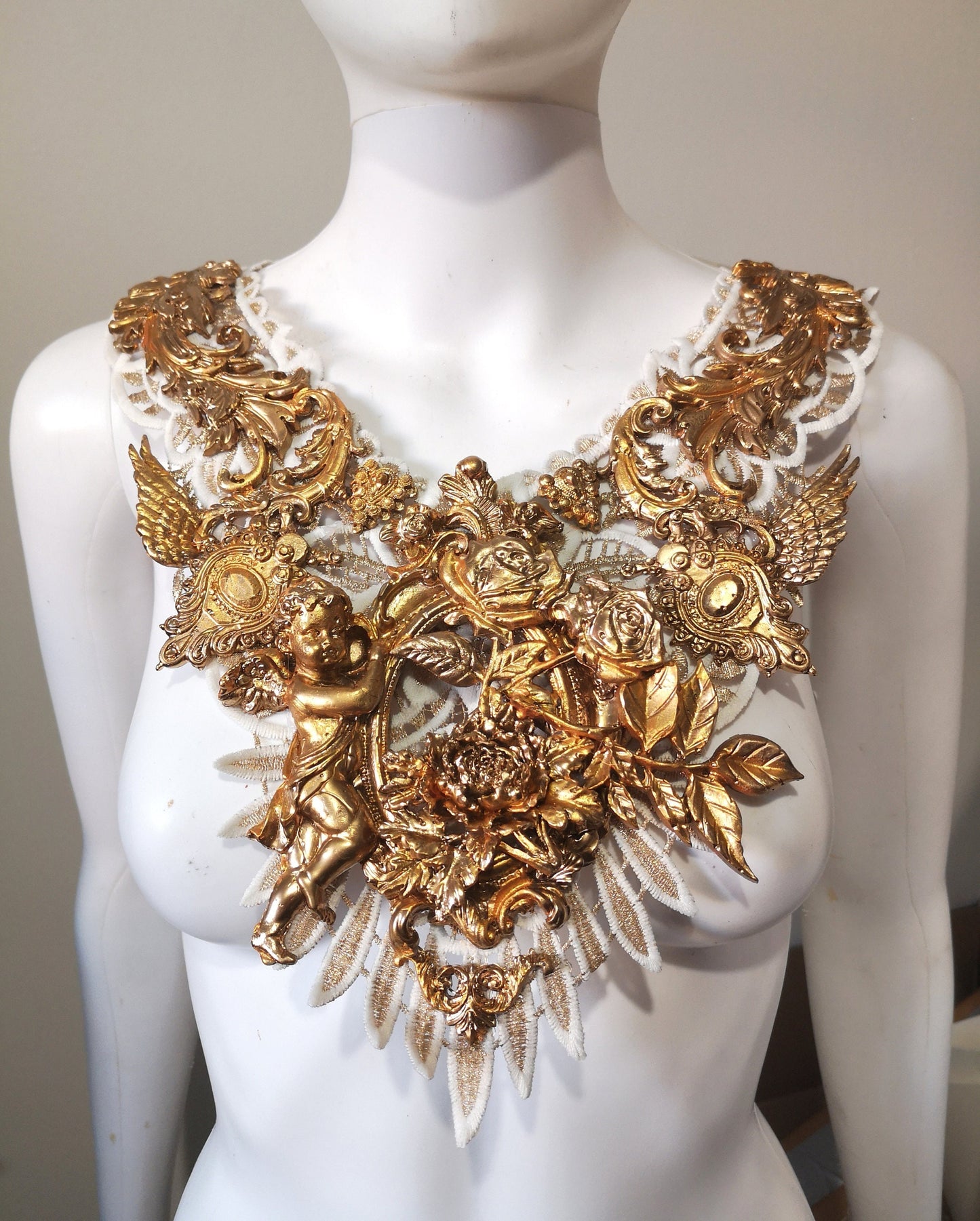 Collier Plastron Dentelle. Filigranes baroques. Ange fleurs