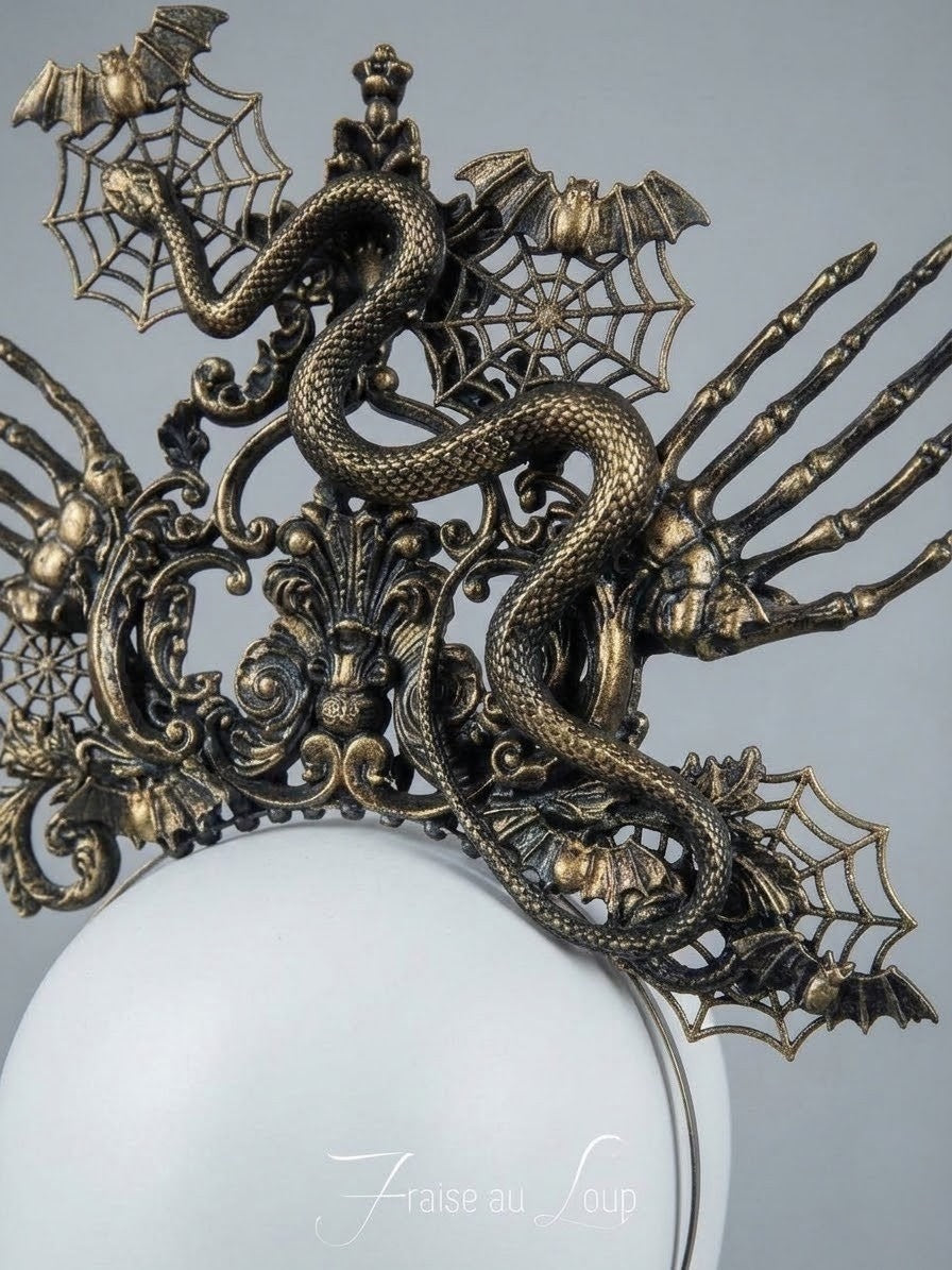 Couronne Gothique Serpent et Mains de Squelette - Coiffe Dark Fantasy, Chauves-souris et Toiles d'Araignée - Accessoire Costume Macabre & Halloween