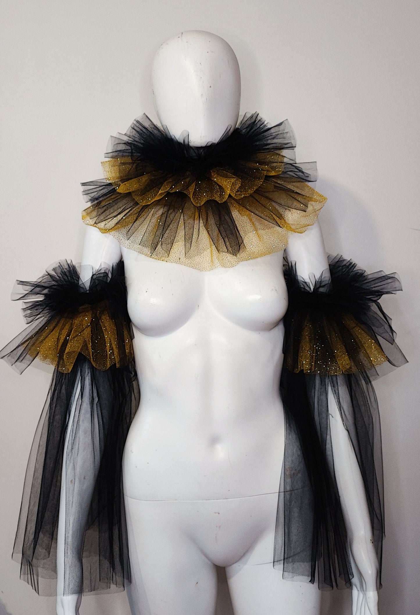 Ensemble col amovible et manchettes. Brassards en tulle. Fraise en tulle. Accessoires costume