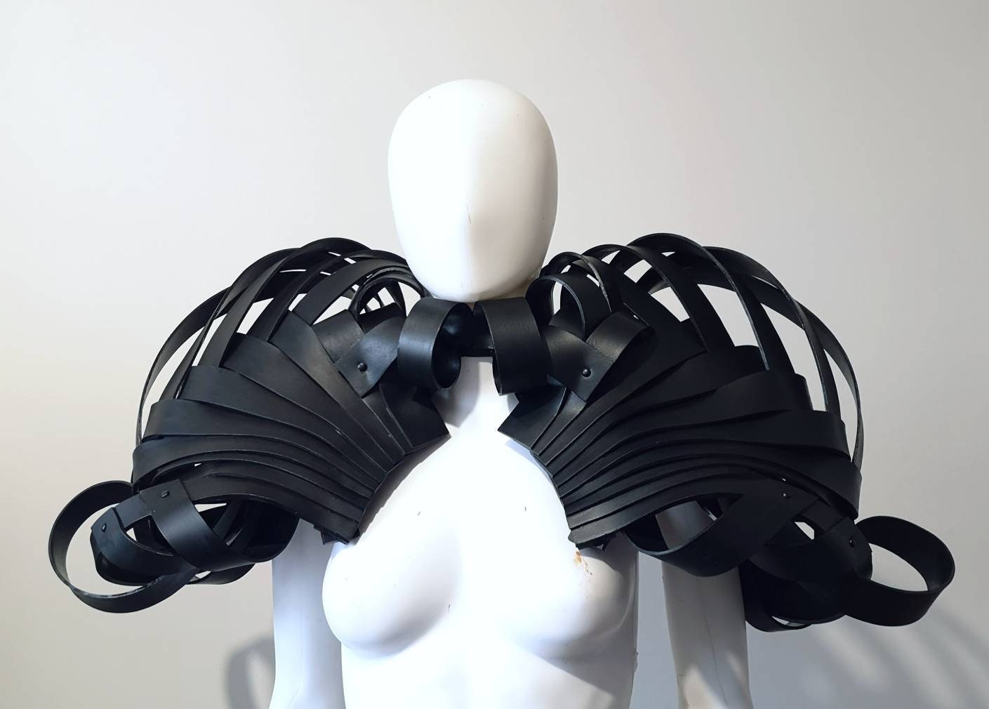 Epaulettes - Futuriste - Géométrie - Col - Fraise - Avant Garde - SFX - Cyborg - Alien - Mode - Alternatif - Fashion noir