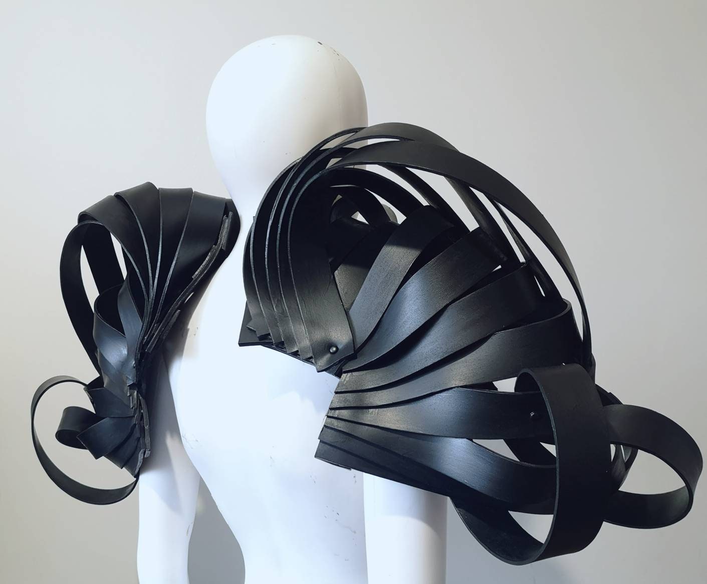 Epaulettes - Futuriste - Géométrie - Col - Fraise - Avant Garde - SFX - Cyborg - Alien - Mode - Alternatif - Fashion noir