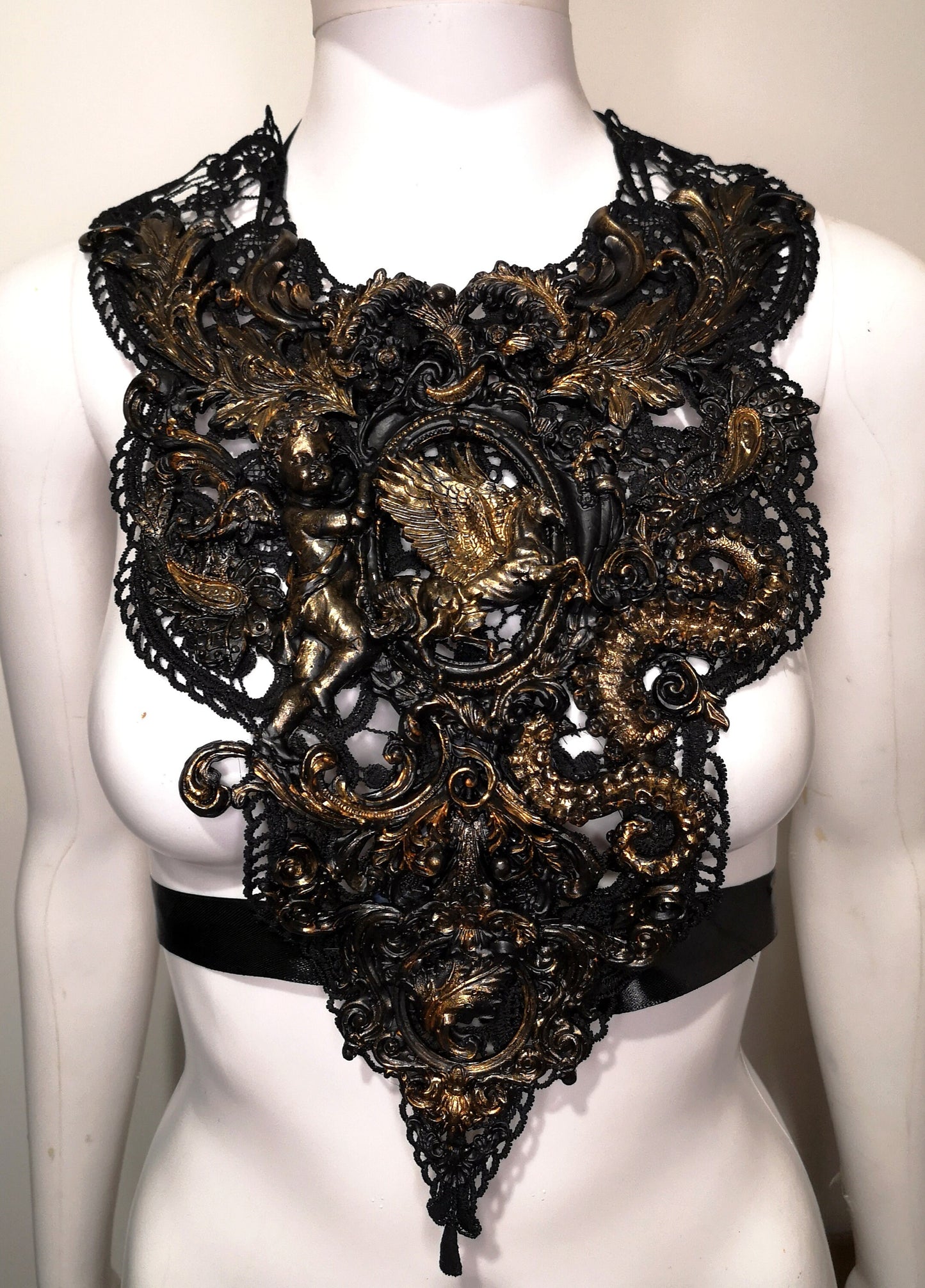 Collier Plastron Dentelle. Filigranes baroques. Ange Pégase