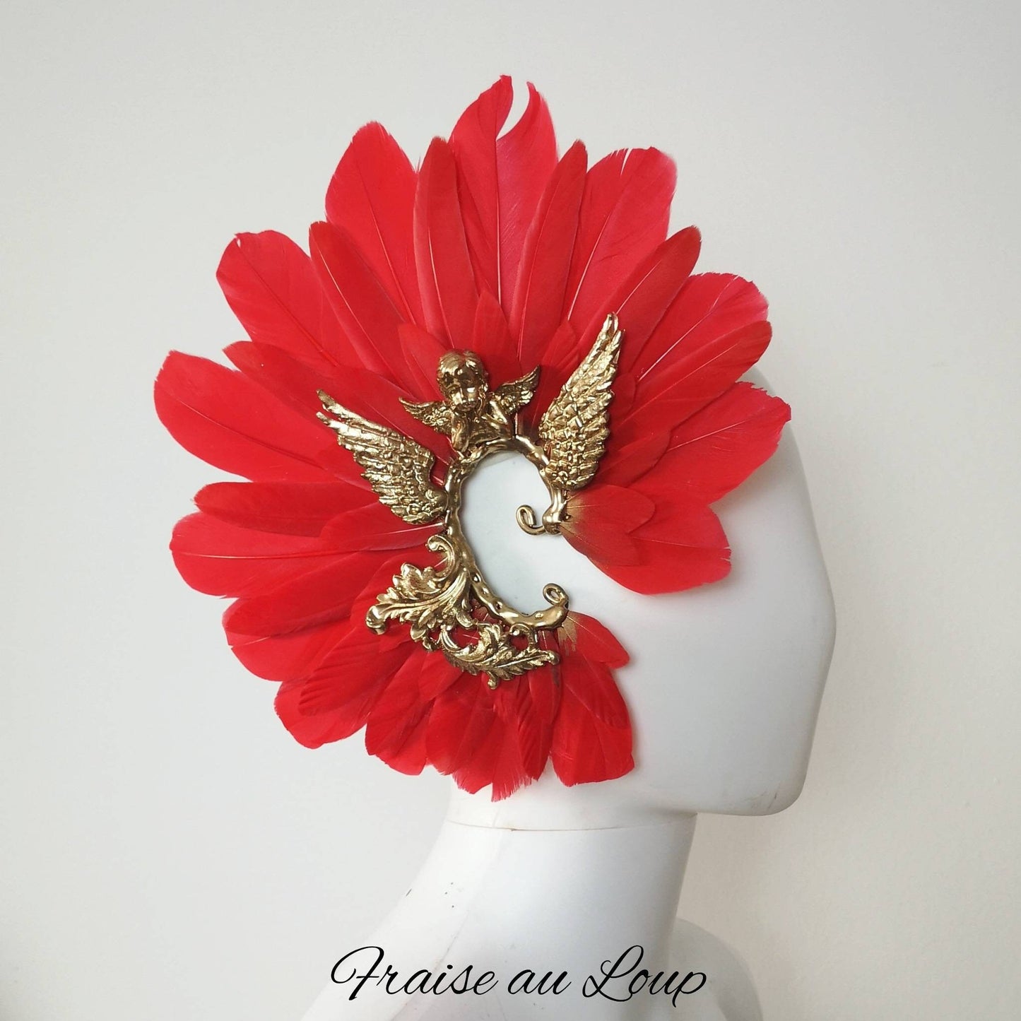 Boucle d'oreille. Manchette. Fraise au Loup. Plumes rouges et moulures or, Feather ear cuff. Earrings droite