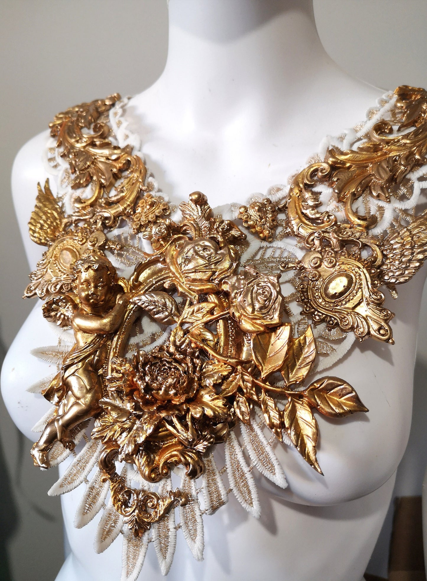 Collier Plastron Dentelle. Filigranes baroques. Ange fleurs