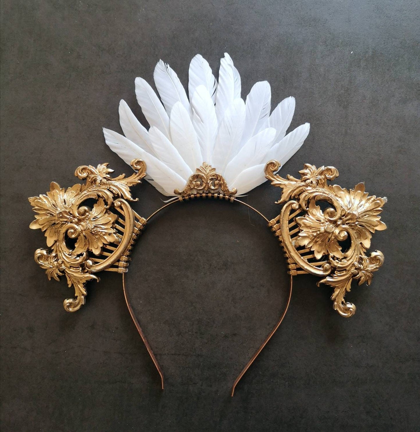Coiffe couronne Céleste, Festival costume, filigranes, diadème, couronne plumes blanches, Coiffure mariage - Met Gala
