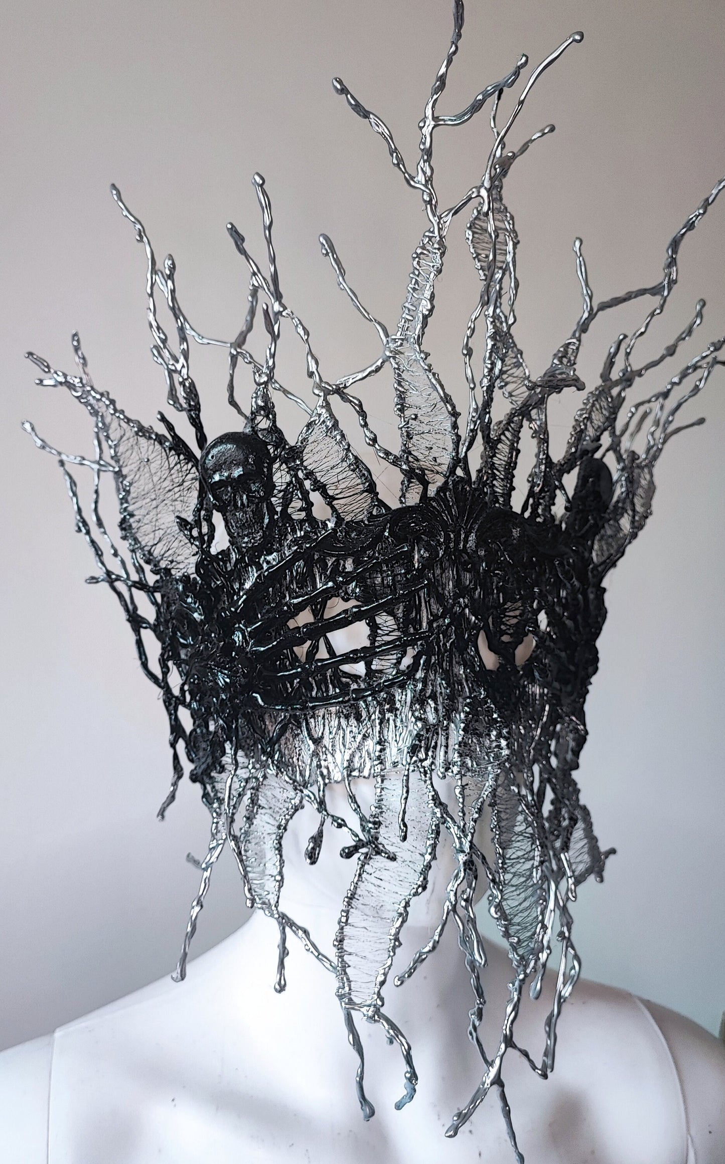 Masque Sculptural "Racines de Givre" Noir & Argent - Coiffe Organique Avant-Garde - Accessoire de Mode Éditoriale & Dark Fantasy