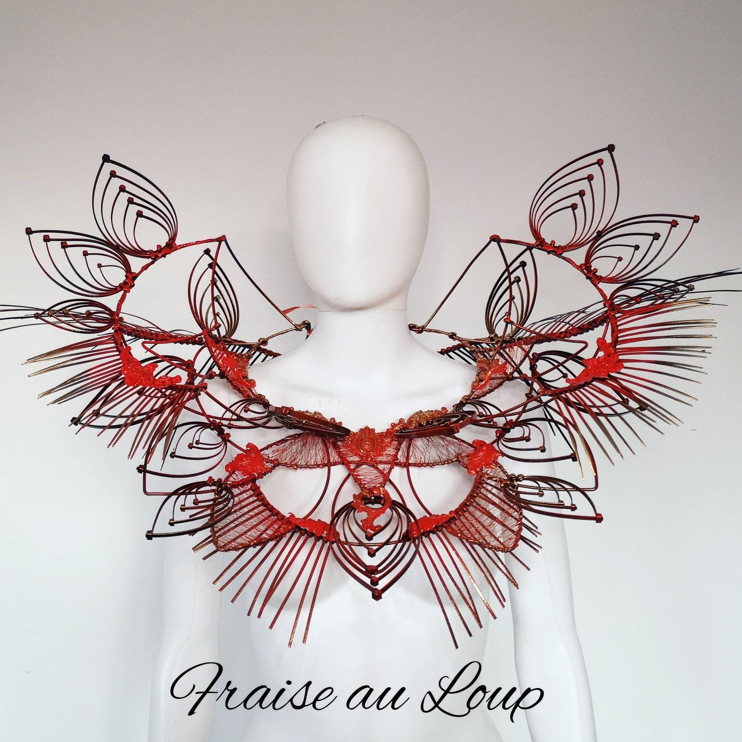 Epaulettes Bijou rouge et or - Accessoire Fraise au Loup Costumes - Dark - Fleurs - Cosplay - Beauty Queen Géométrie Futuriste Avant- Garde