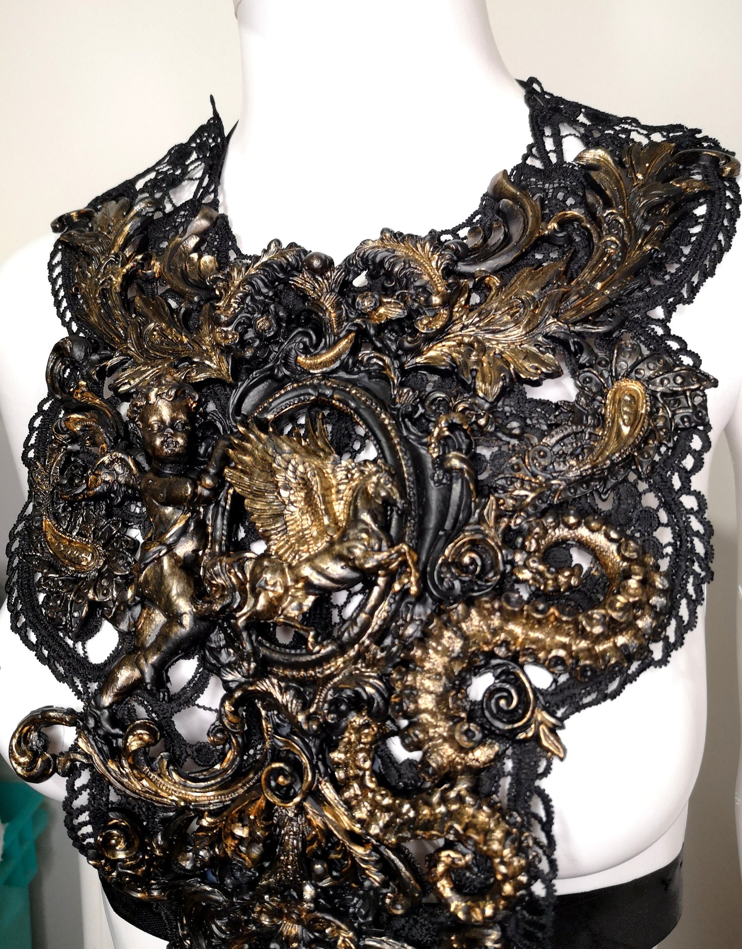 Collier Plastron Dentelle. Filigranes baroques. Ange Pégase