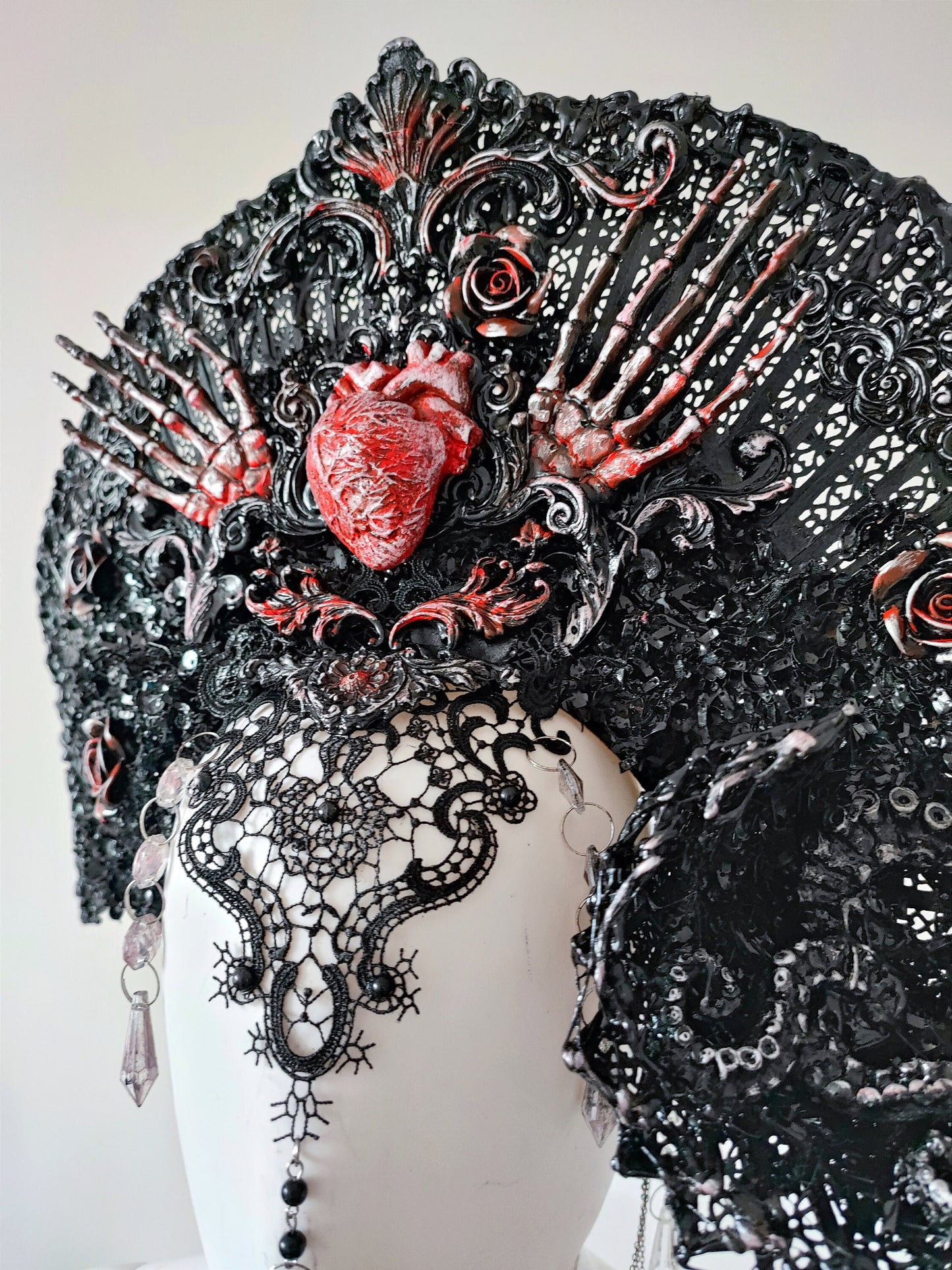 Coiffe Halo Dragon Gothique Cosplay Fantasy Avant Garde Burning Man dark. Coeur. Squelette. Bijoux. Création unique prête à expédier