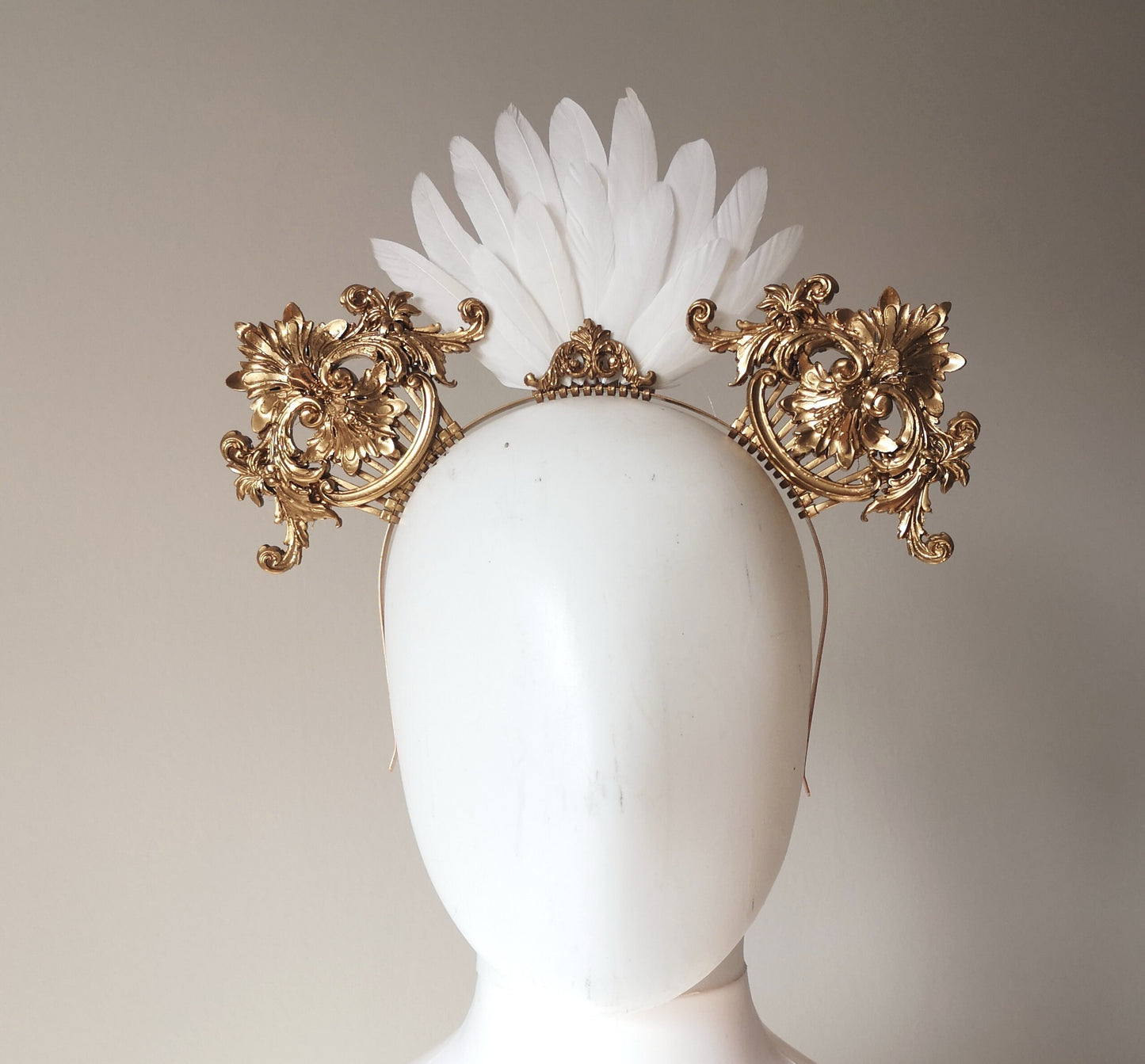 Coiffe couronne Céleste, Festival costume, filigranes, diadème, couronne plumes blanches, Coiffure mariage - Met Gala