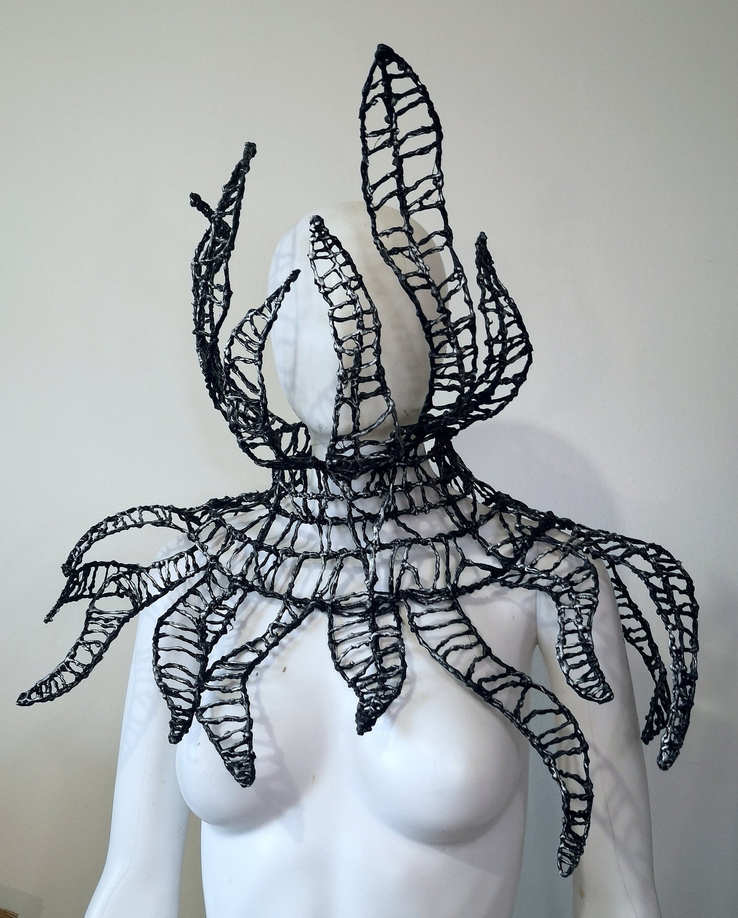 Epaulettes - Futuriste - Col tentacules - Fraise - Avant Garde - SFX - Cyborg - Alien - Mode - Alternatif - Pièce réalisée sur commande