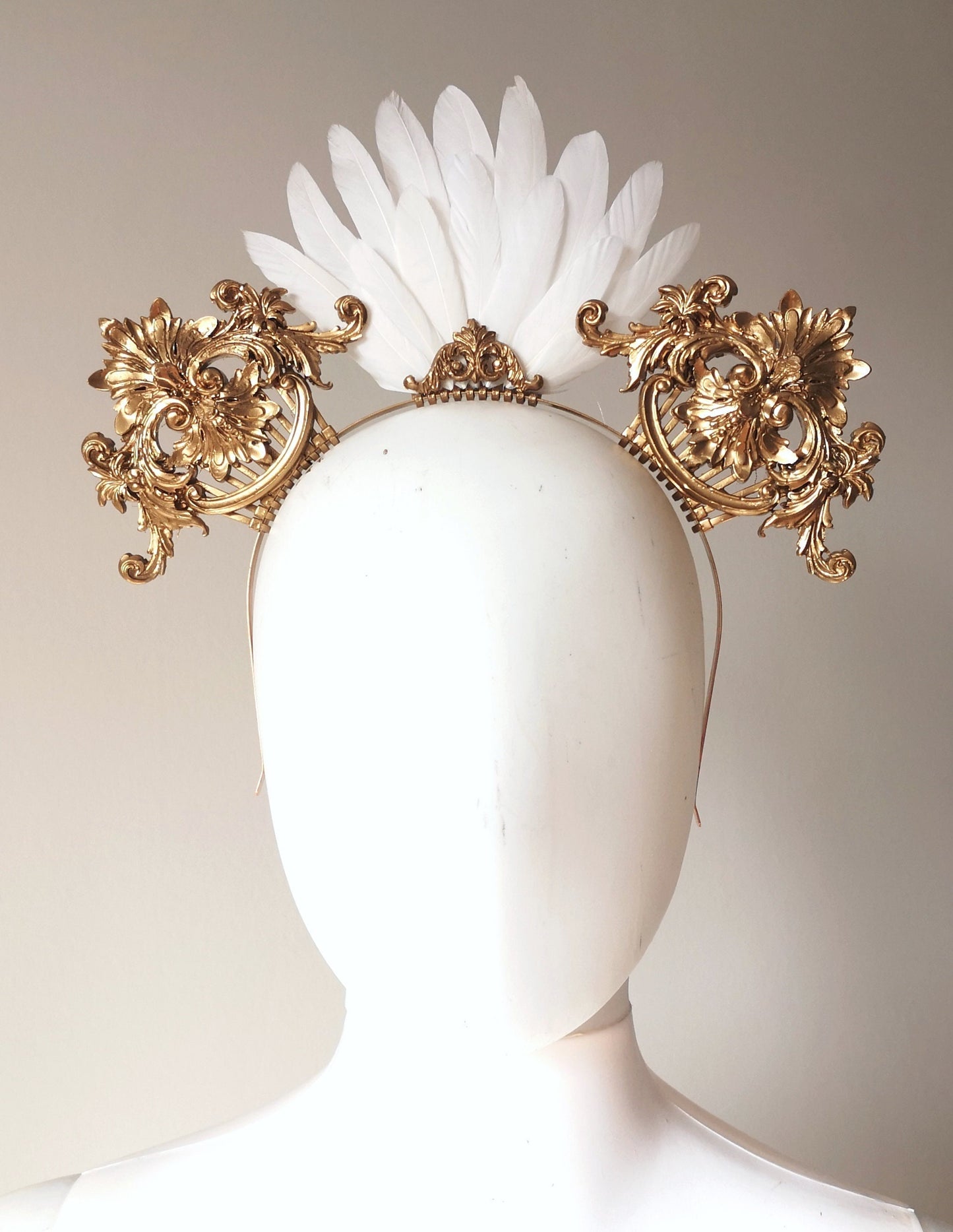 Coiffe couronne Céleste, Festival costume, filigranes, diadème, couronne plumes blanches, Coiffure mariage - Met Gala