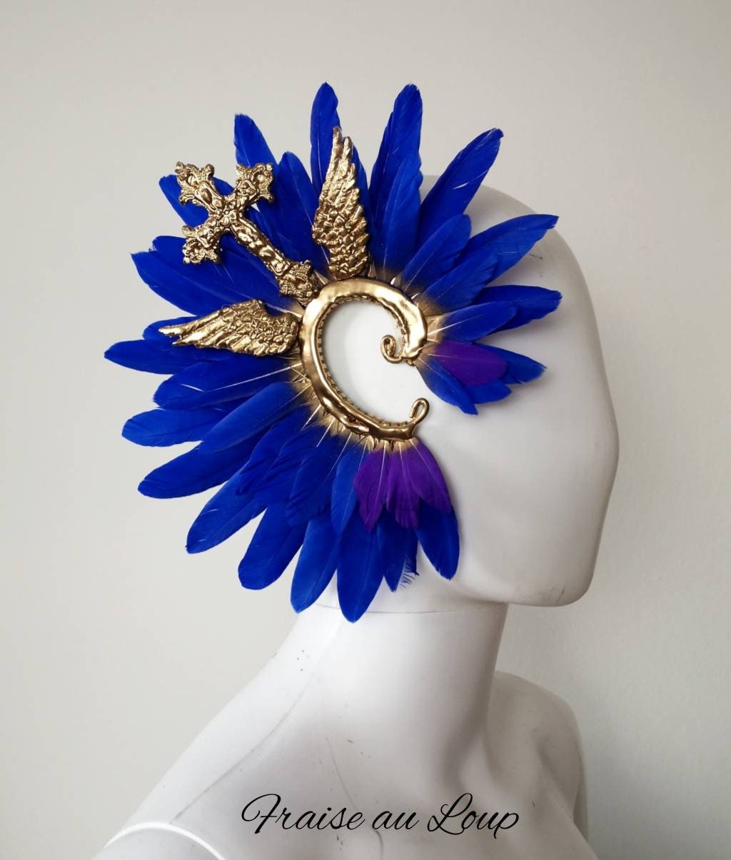 Boucle d'oreille. Manchette. Fraise au Loup. Plumes bleues et moulures or, Feather ear cuff. Earrings droite