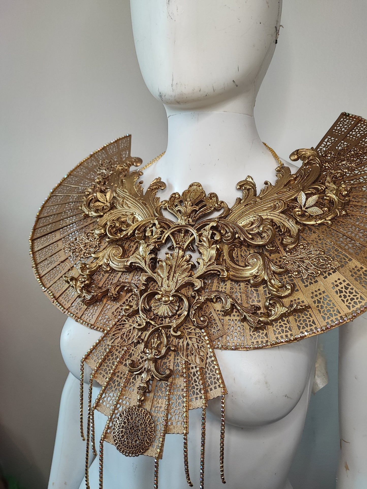 Epaulettes Bijou Or - plastron - Accessoire Fraise au Loup Costumes - Fleurs - Cosplay - Beauty Queen Géométrie Futuriste Avant- Garde