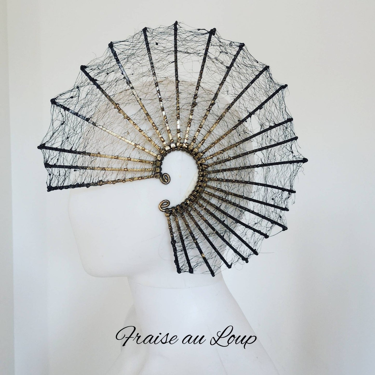 Boucle d'oreille. Manchette. Fraise au Loup. Spike ear cuff. Earrings gold and black. Halloween costume