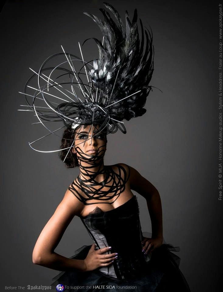Artémis Headpiece - Coiffe ailée asymétrique Fraise au Loup - Corne - Couture - Cosplay - Valkyrie