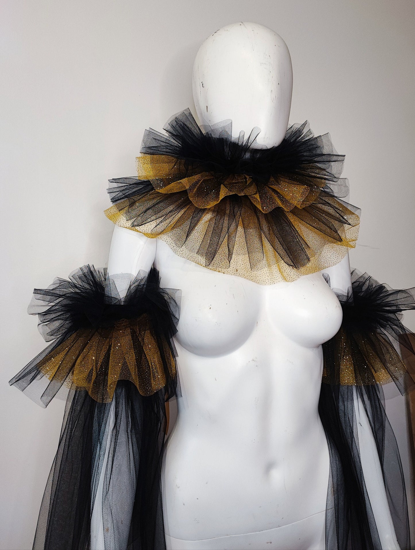 Ensemble col amovible et manchettes. Brassards en tulle. Fraise en tulle. Accessoires costume