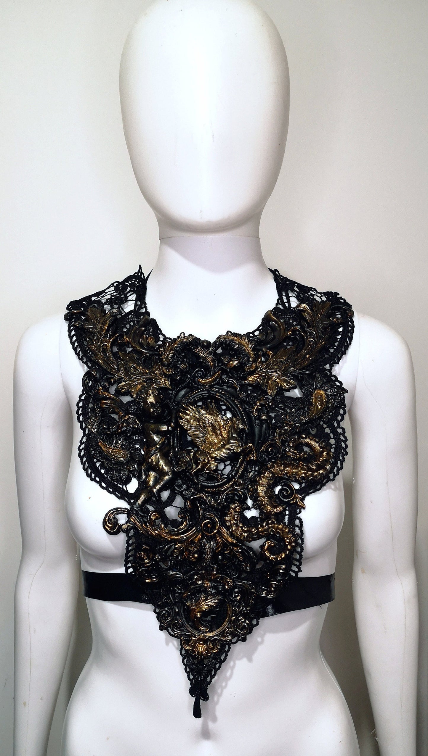 Collier Plastron Dentelle. Filigranes baroques. Ange Pégase
