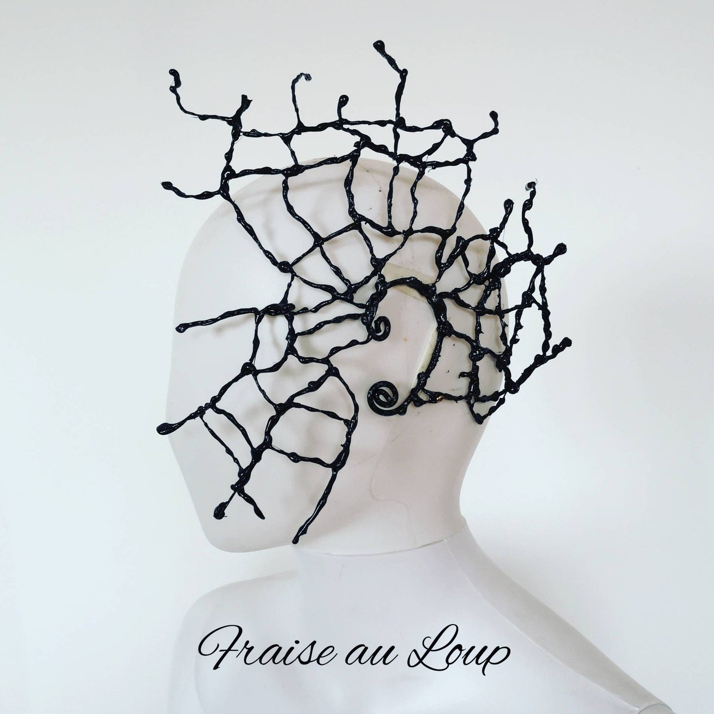 Boucle d'oreille. Manchette. Fraise au Loup. Spike ear cuff. Earrings Halloween