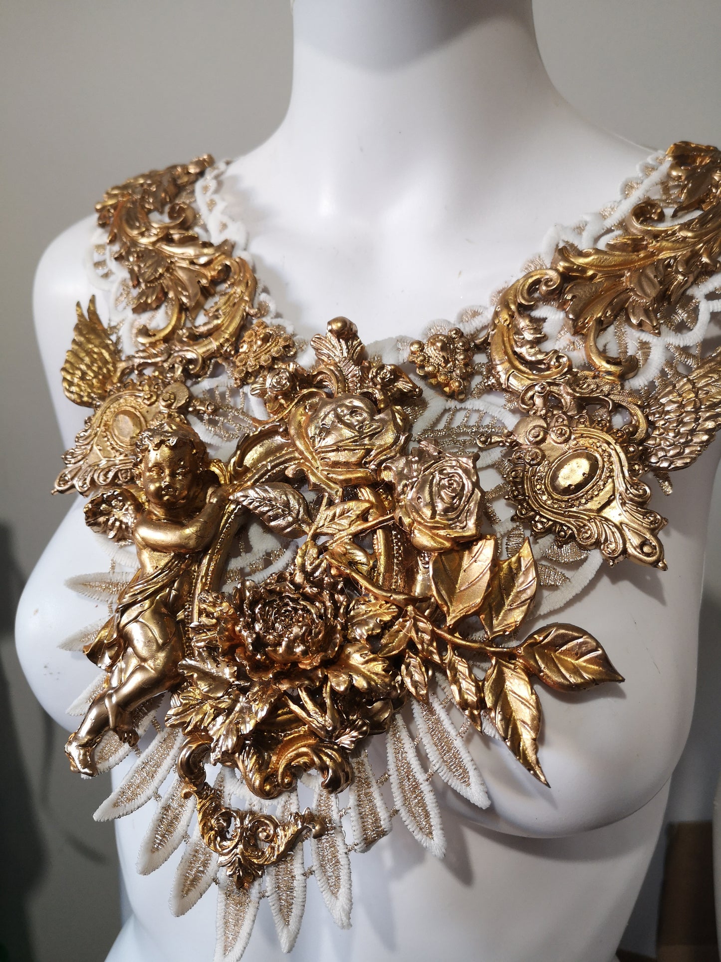 Collier Plastron Dentelle. Filigranes baroques. Ange fleurs