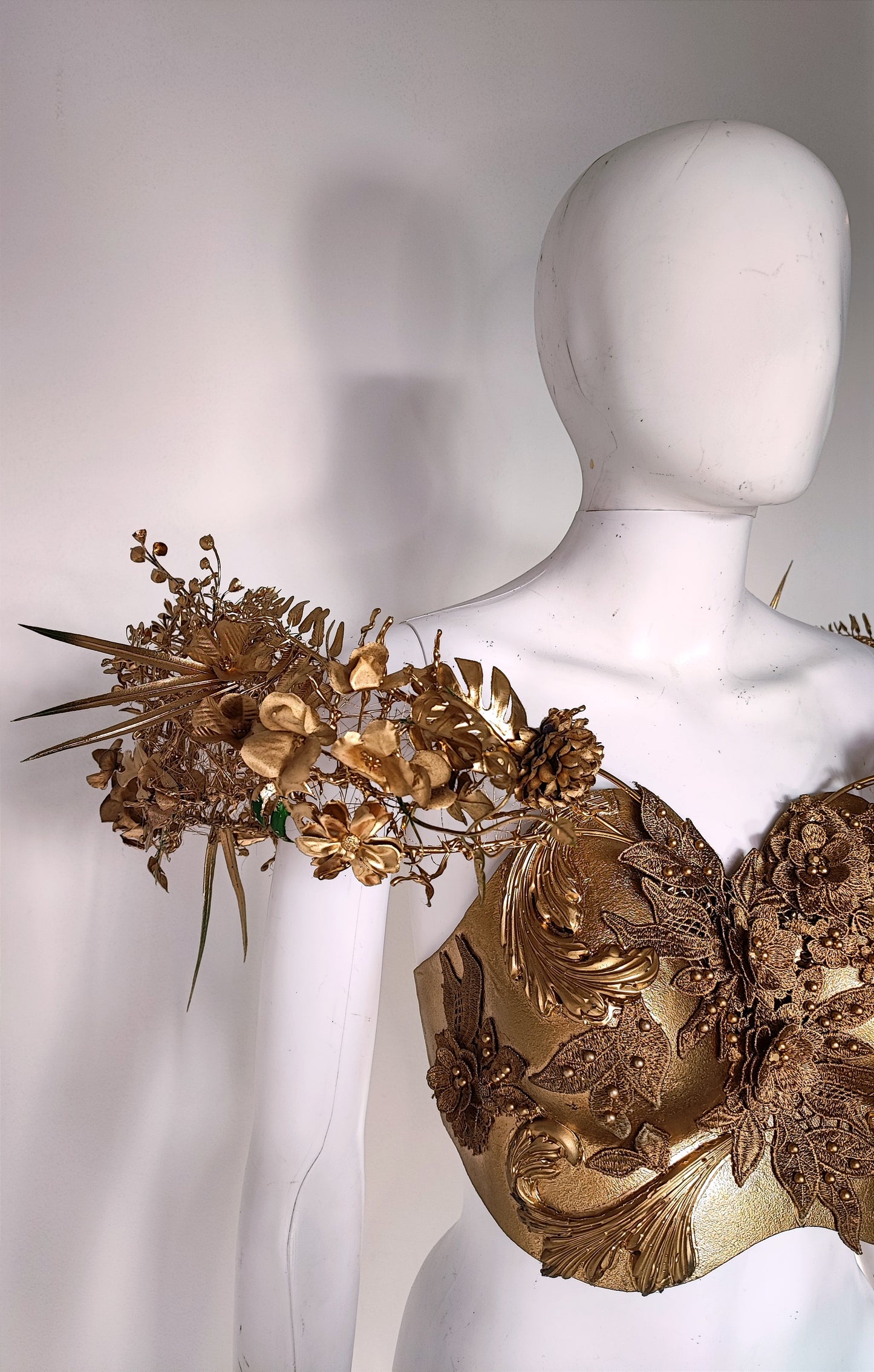 Plastron Armure Fraise au Loup Costumes - Cosplay - Royal - Gold - Breastplate - Fantasy. Ready to ship