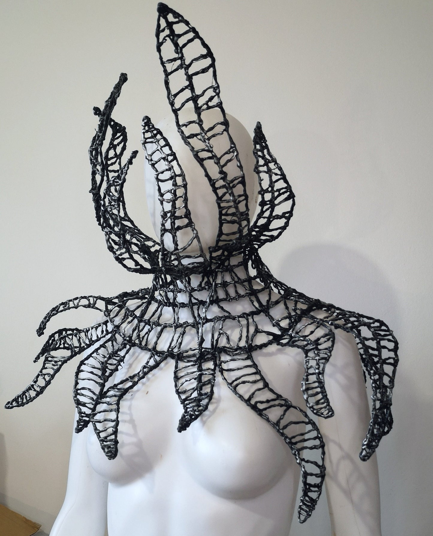 Epaulettes - Futuriste - Col tentacules - Fraise - Avant Garde - SFX - Cyborg - Alien - Mode - Alternatif - Pièce réalisée sur commande
