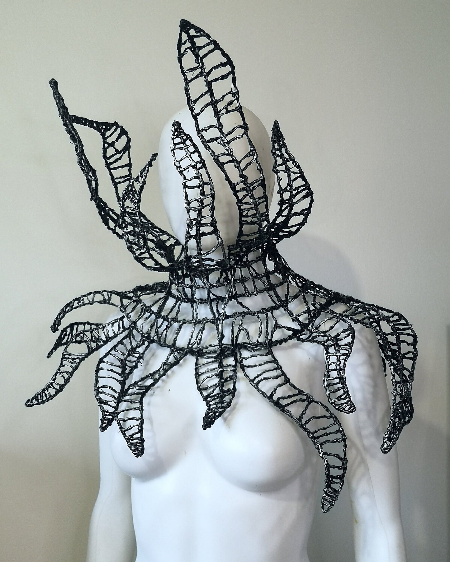 Epaulettes - Futuriste - Col tentacules - Fraise - Avant Garde - SFX - Cyborg - Alien - Mode - Alternatif - Pièce réalisée sur commande