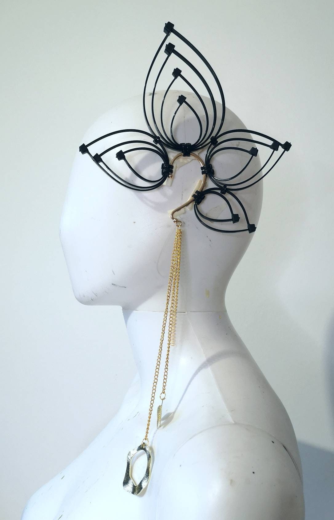Boucle d'oreille. Manchette. Fraise au Loup. Chaîne breloques Spike ear cuff. Earrings
