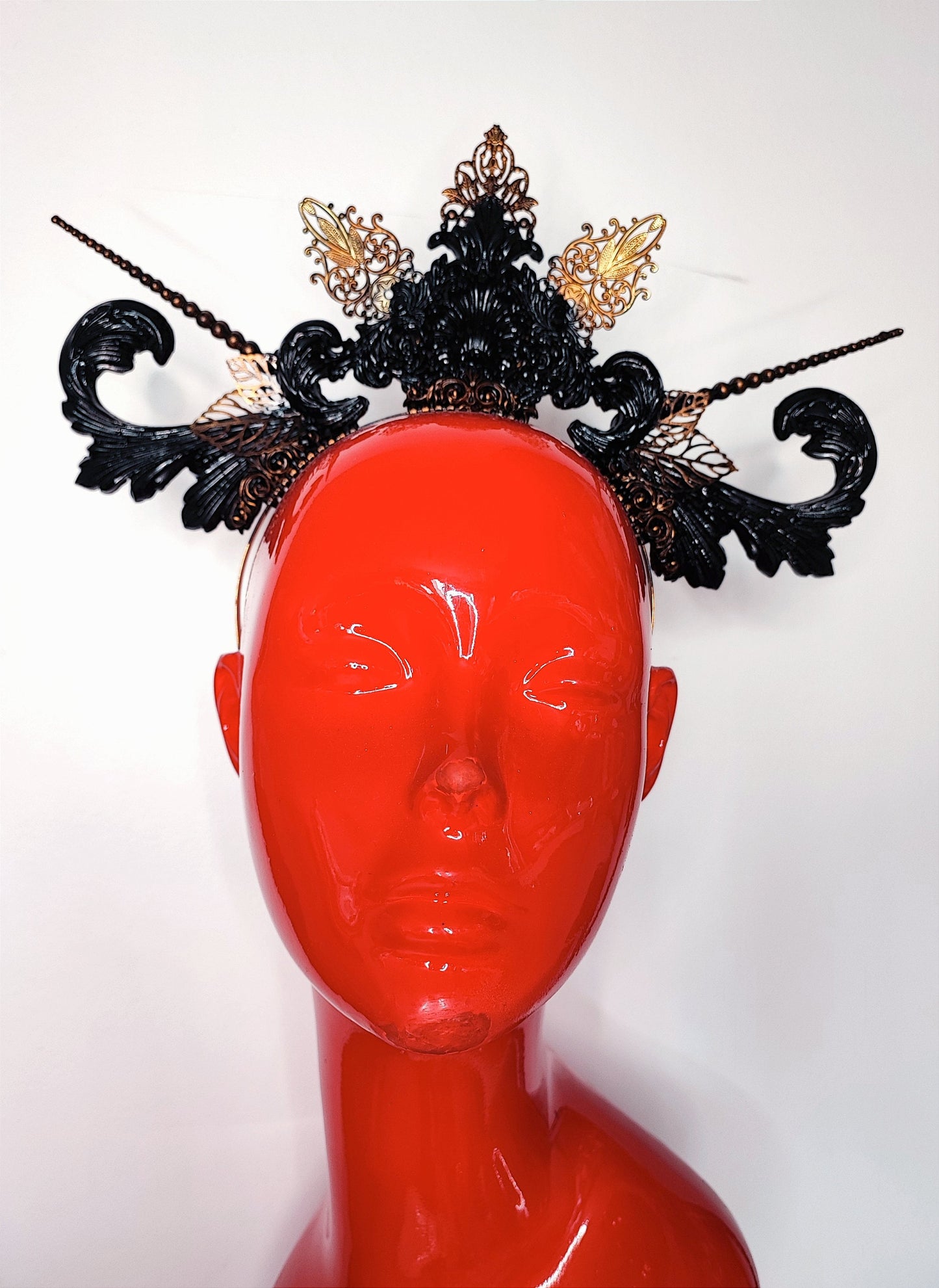 Coiffe couronne, Festival costume, filigranes, diadème, couronne , Coiffure mariage - Met Gala