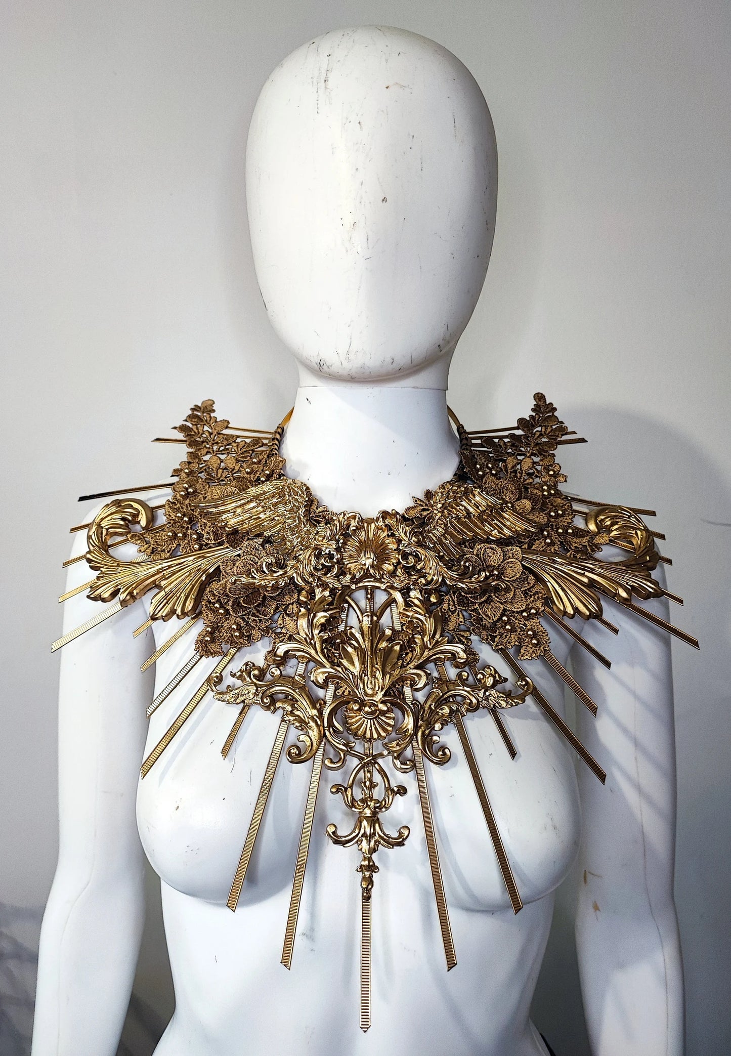 Collier Plastron or, bijou, rococo, filigrane, zip tie bijou, met gala, mode alternative, ornements baroques et dentelles perlées