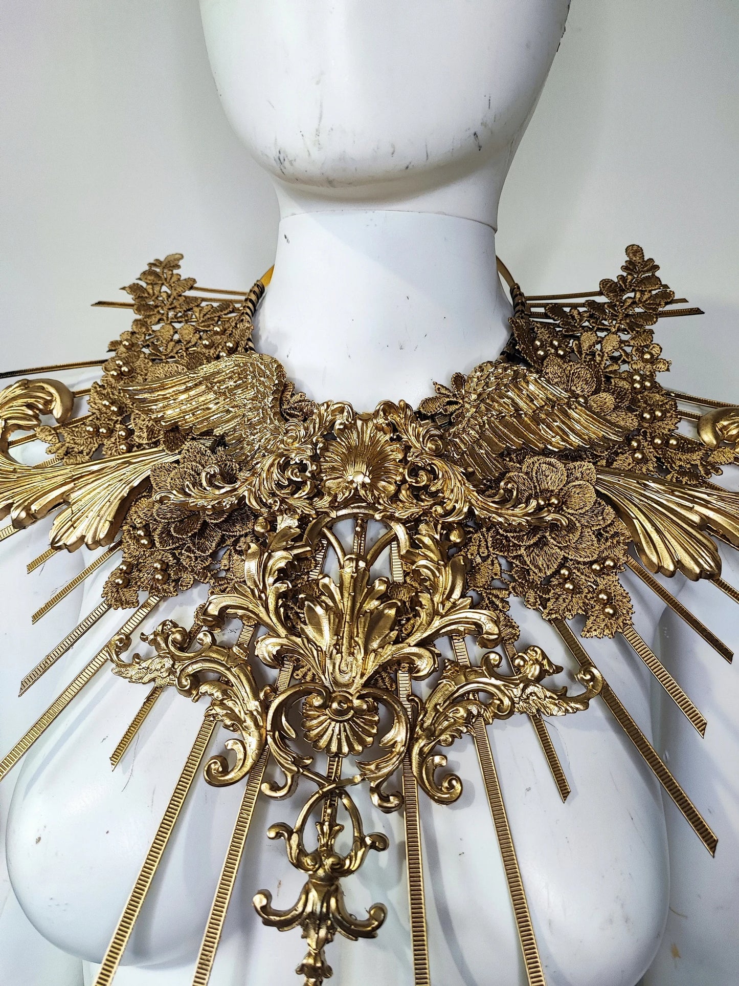 Collier Plastron or, bijou, rococo, filigrane, zip tie bijou, met gala, mode alternative, ornements baroques et dentelles perlées