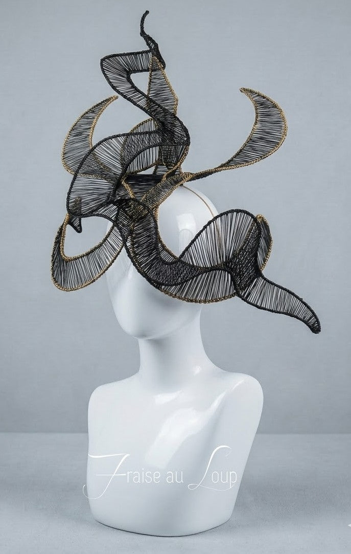 Coiffe Sculpturale Avant-Garde Noire et Or - Couronne Abstraite Unisexe - Fascinator Graphique Haute Couture, Accessoire Festival, Fait Main