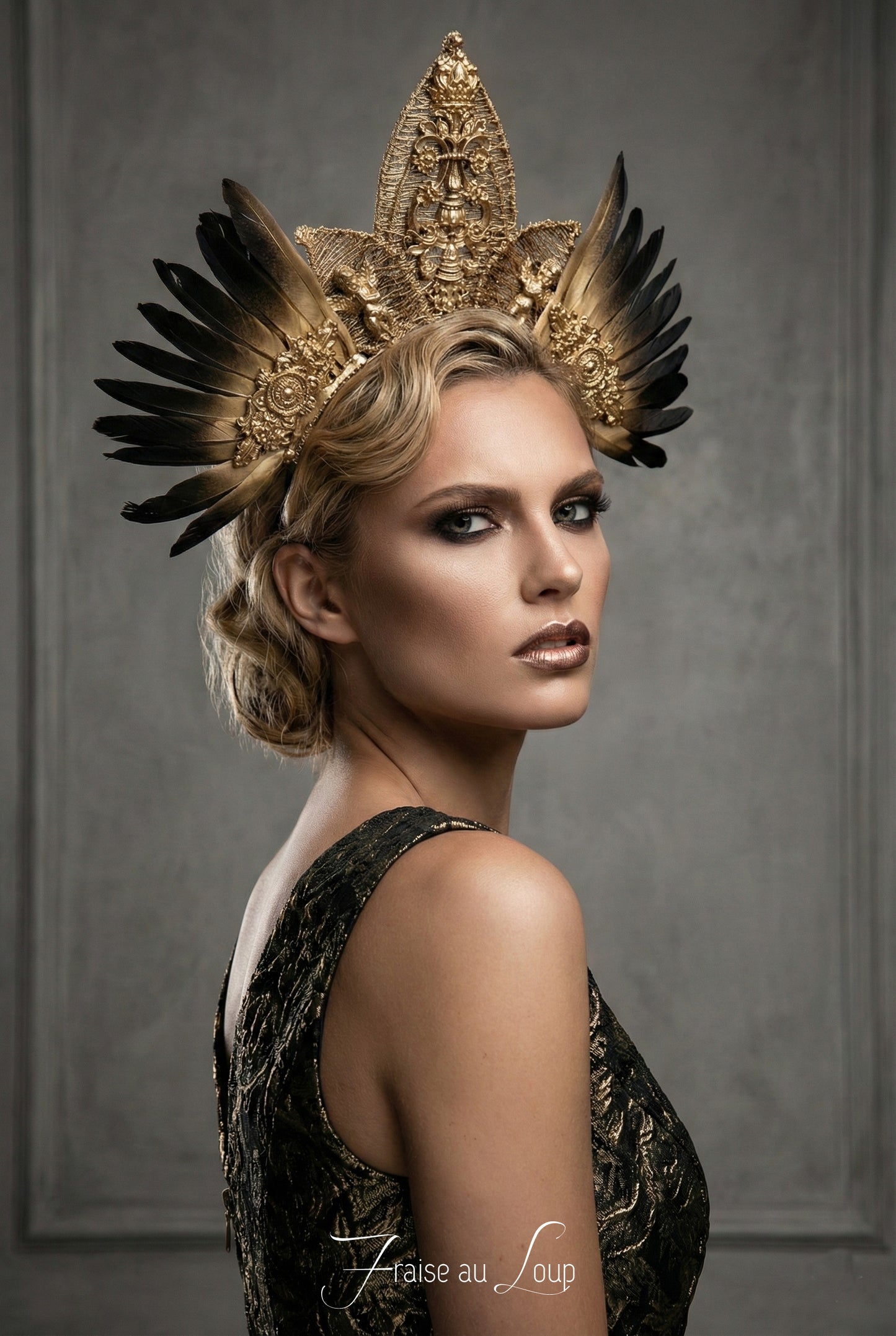 Coiffe couronne Céleste, plumes et moulures dorées