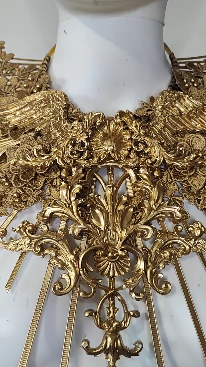 Collier Plastron or, bijou, rococo, filigrane, zip tie bijou, met gala, mode alternative, ornements baroques et dentelles perlées
