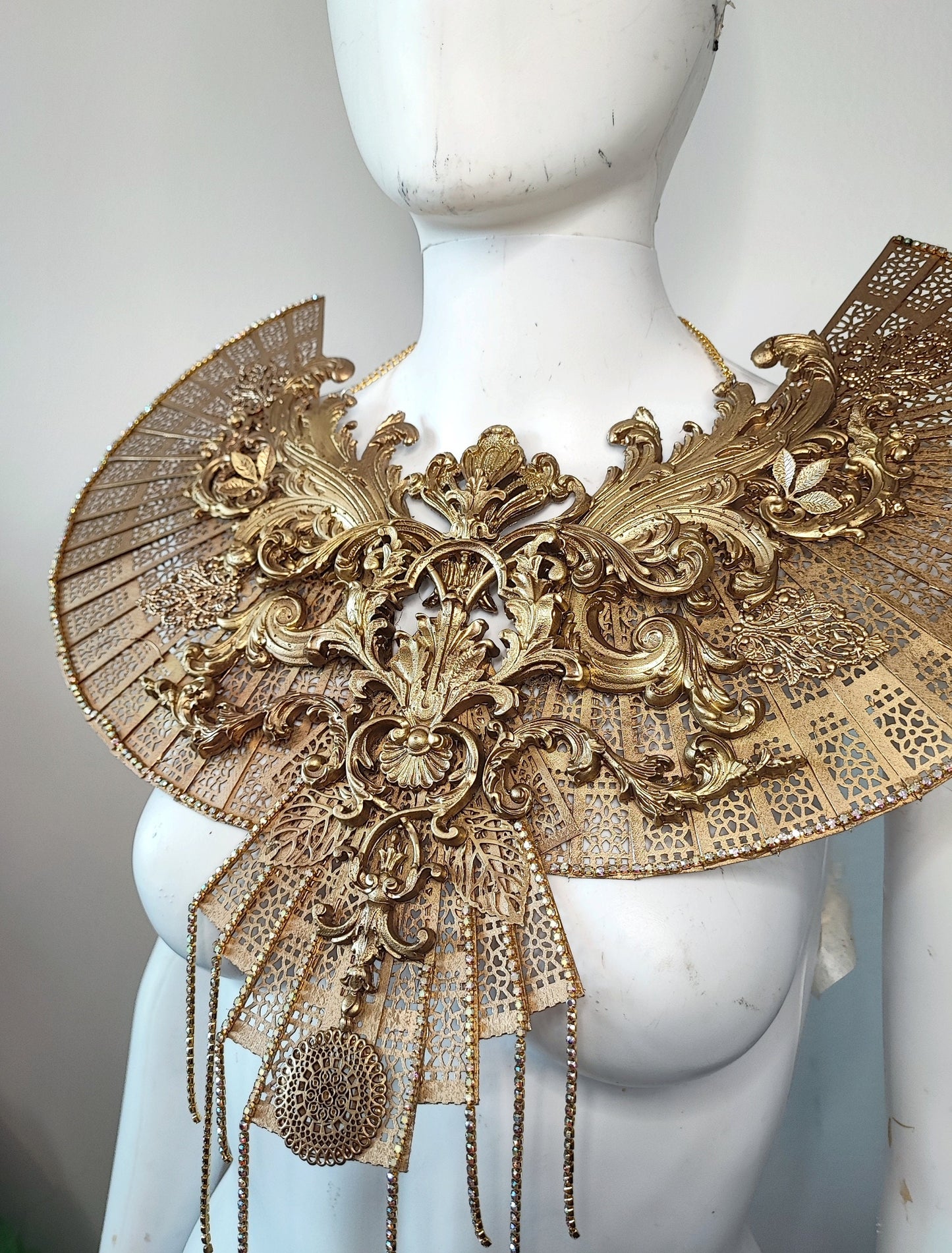 Epaulettes Bijou Or - plastron - Accessoire Fraise au Loup Costumes - Fleurs - Cosplay - Beauty Queen Géométrie Futuriste Avant- Garde