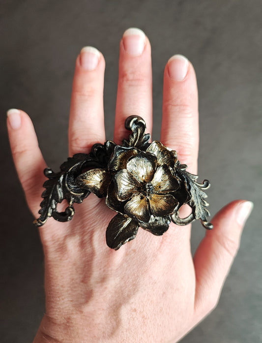 Bague originale Fleur et motif baroque