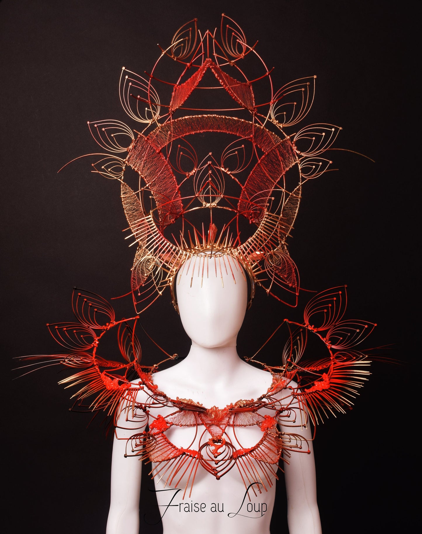Coiffe Fraise au Loup -cyber cyborg  Reine - avant garde - futuristic fashion - Valkyrie - graphique Burning man festival