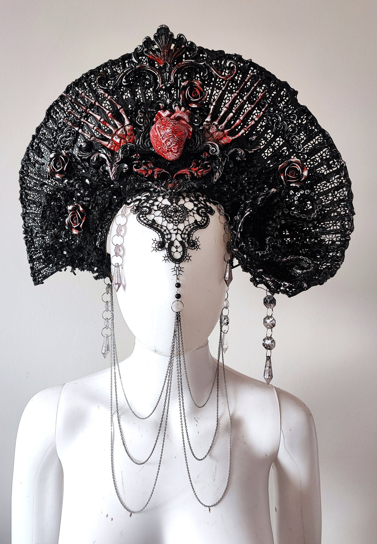 Coiffe Halo Dragon Gothique Cosplay Fantasy Avant Garde Burning Man dark. Coeur. Squelette. Bijoux. Création unique prête à expédier