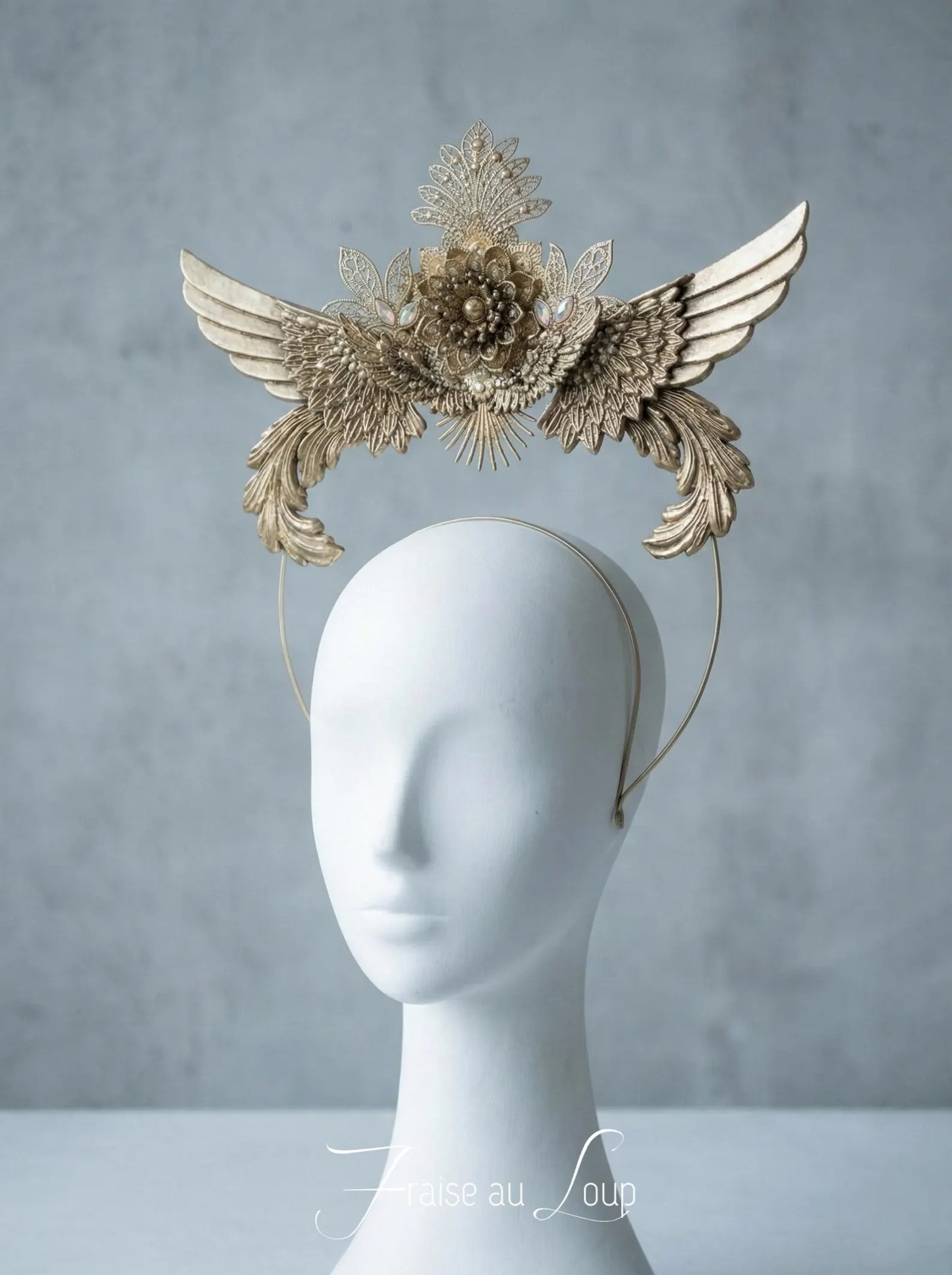Couronne de Déesse Ailée "Aurore Céleste" Halo Doré avec Ailes et Fleurs Filigranes - Accessoire de Tête Mariage Divin, Festival et Shooting