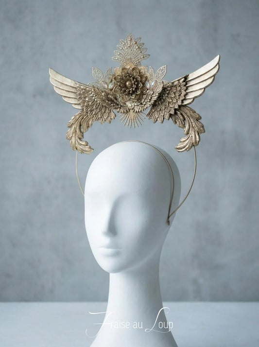 Couronne de Déesse Ailée "Aurore Céleste" Halo Doré avec Ailes et Fleurs Filigranes - Accessoire de Tête Mariage Divin, Festival et Shooting