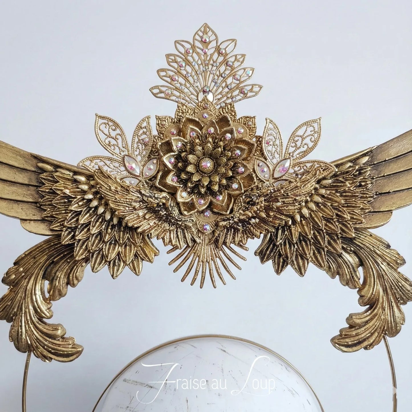 Couronne de Déesse Ailée "Aurore Céleste" Halo Doré avec Ailes et Fleurs Filigranes - Accessoire de Tête Mariage Divin, Festival et Shooting
