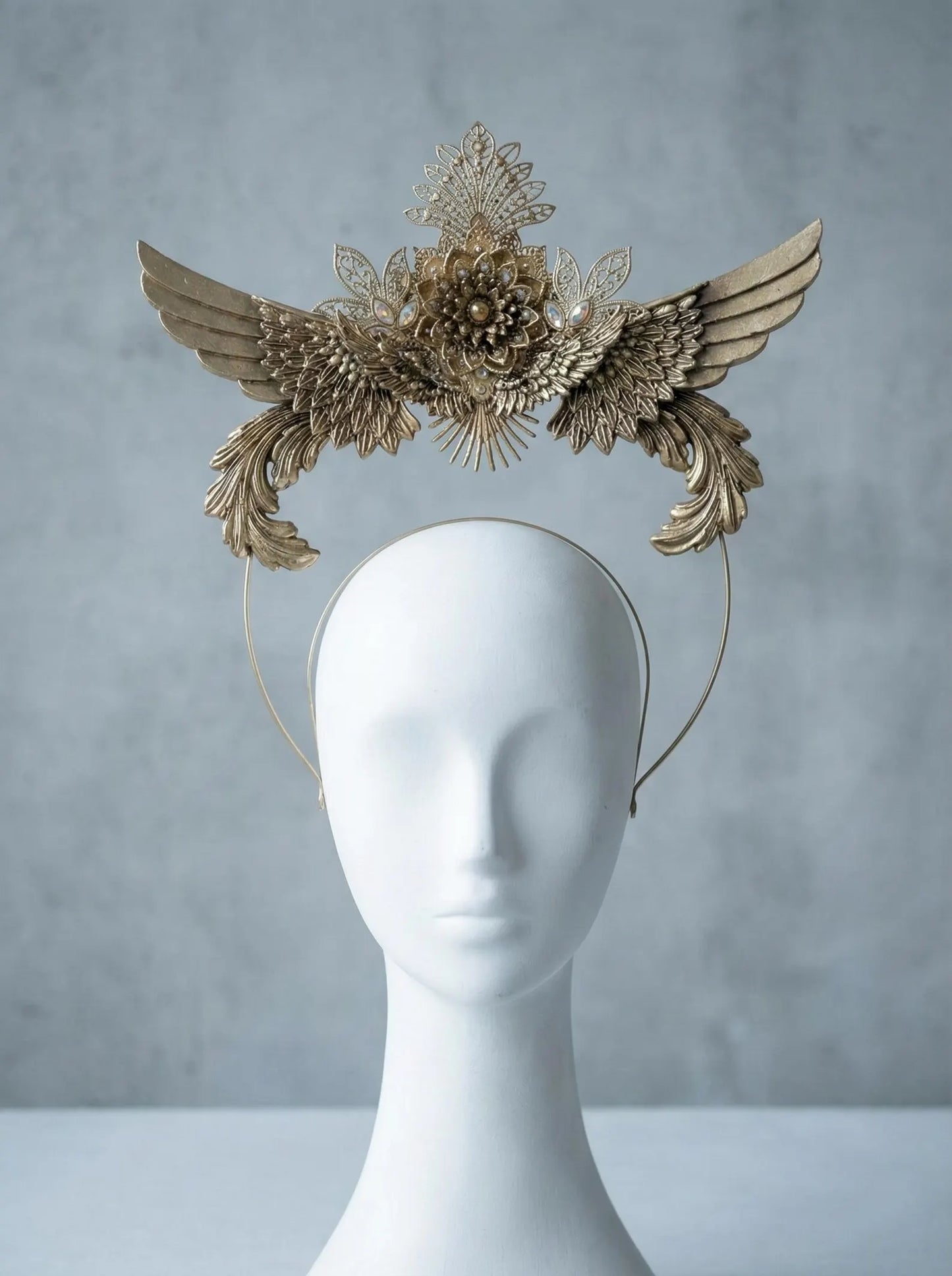 Couronne de Déesse Ailée "Aurore Céleste" Halo Doré avec Ailes et Fleurs Filigranes - Accessoire de Tête Mariage Divin, Festival et Shooting