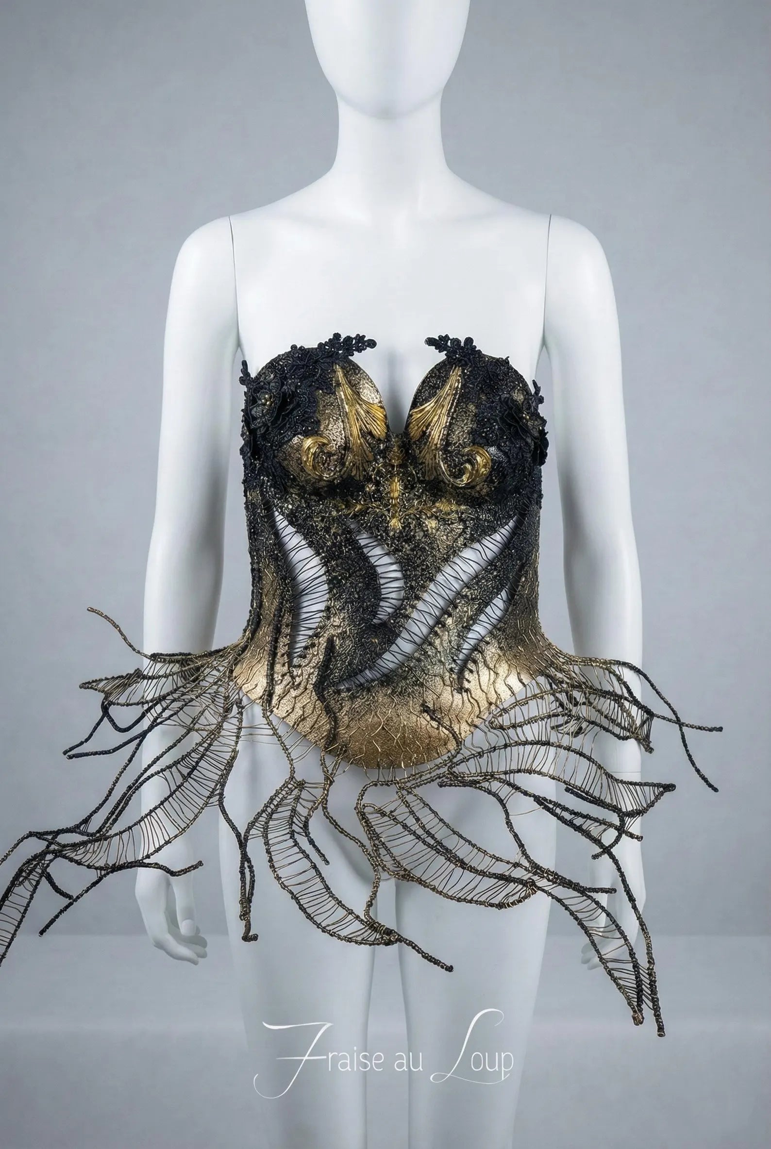 Corset armure noir et or en thermoplastique