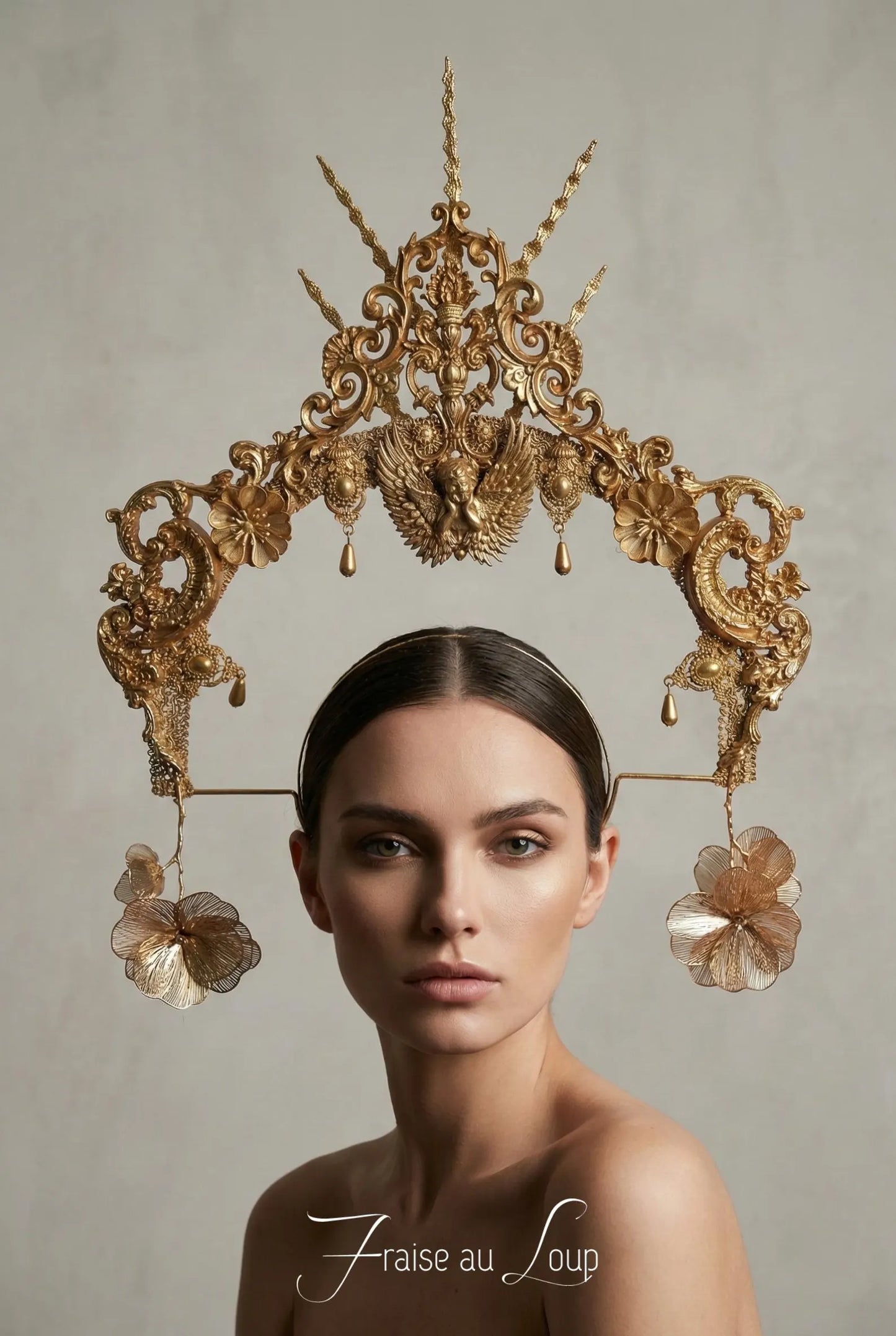 Couronne Halo "Aura Céleste" - Diadème Solaire Or avec Chérubin et Fleurs Suspendues - Coiffe Mariage Baroque & Shooting Éditorial de Luxe