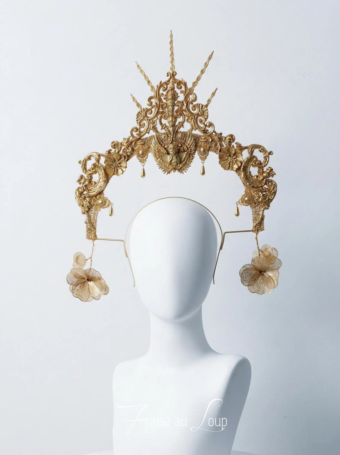 Couronne Halo "Aura Céleste" - Diadème Solaire Or avec Chérubin et Fleurs Suspendues - Coiffe Mariage Baroque & Shooting Éditorial de Luxe