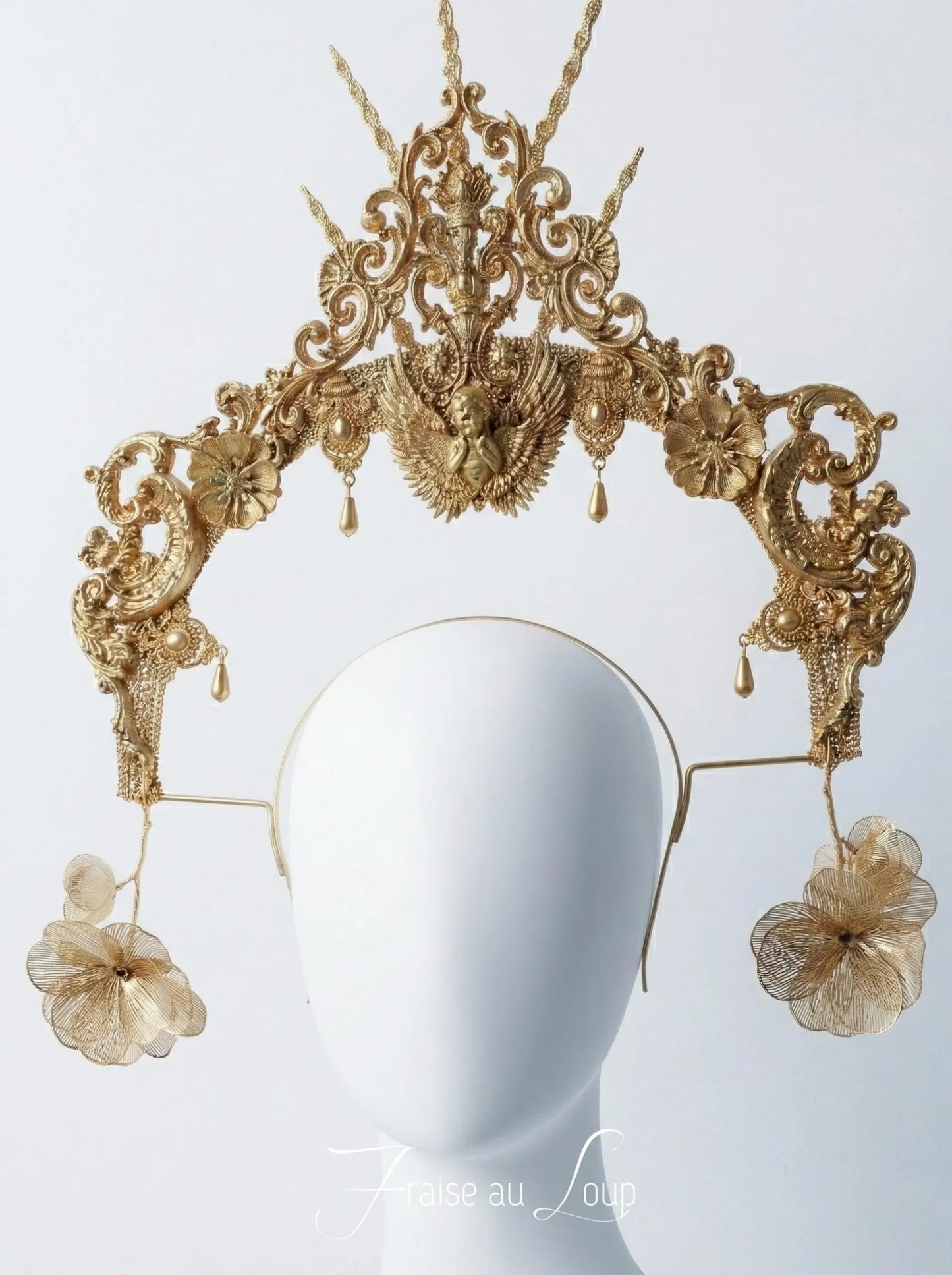 Couronne Halo "Aura Céleste" - Diadème Solaire Or avec Chérubin et Fleurs Suspendues - Coiffe Mariage Baroque & Shooting Éditorial de Luxe