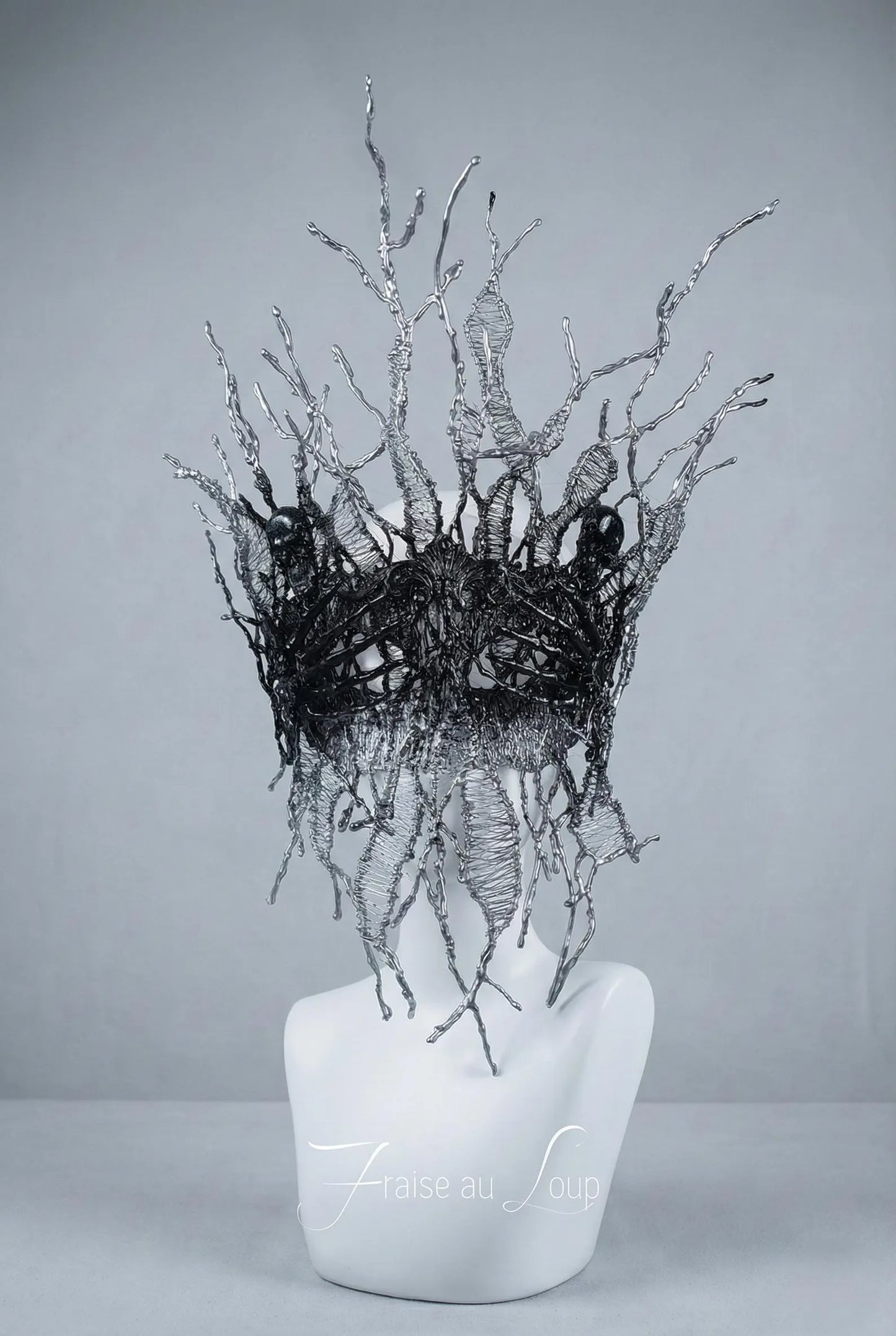 Masque Sculptural "Racines de Givre" Noir & Argent - Coiffe Organique Avant-Garde - Accessoire de Mode Éditoriale and Dark Fantasy
