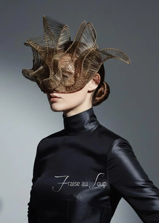 Masque d'Avant-Garde en Fil d'Or - Pièce Unique Haute Couture pour Éditorial, Performance et Bal — Art à Porter Architectural - Pièce unique