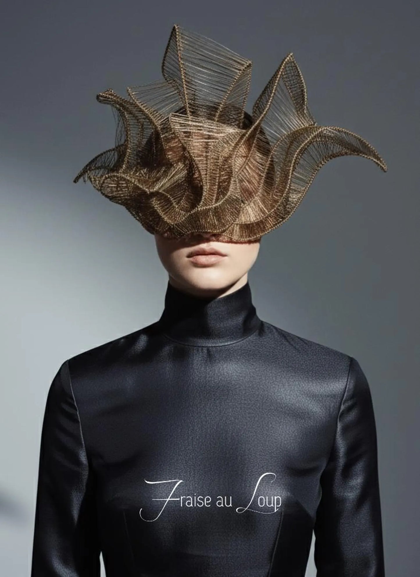 Masque d'Avant-Garde en Fil d'Or - Pièce Unique Haute Couture pour Éditorial, Performance et Bal — Art à Porter Architectural - Pièce unique